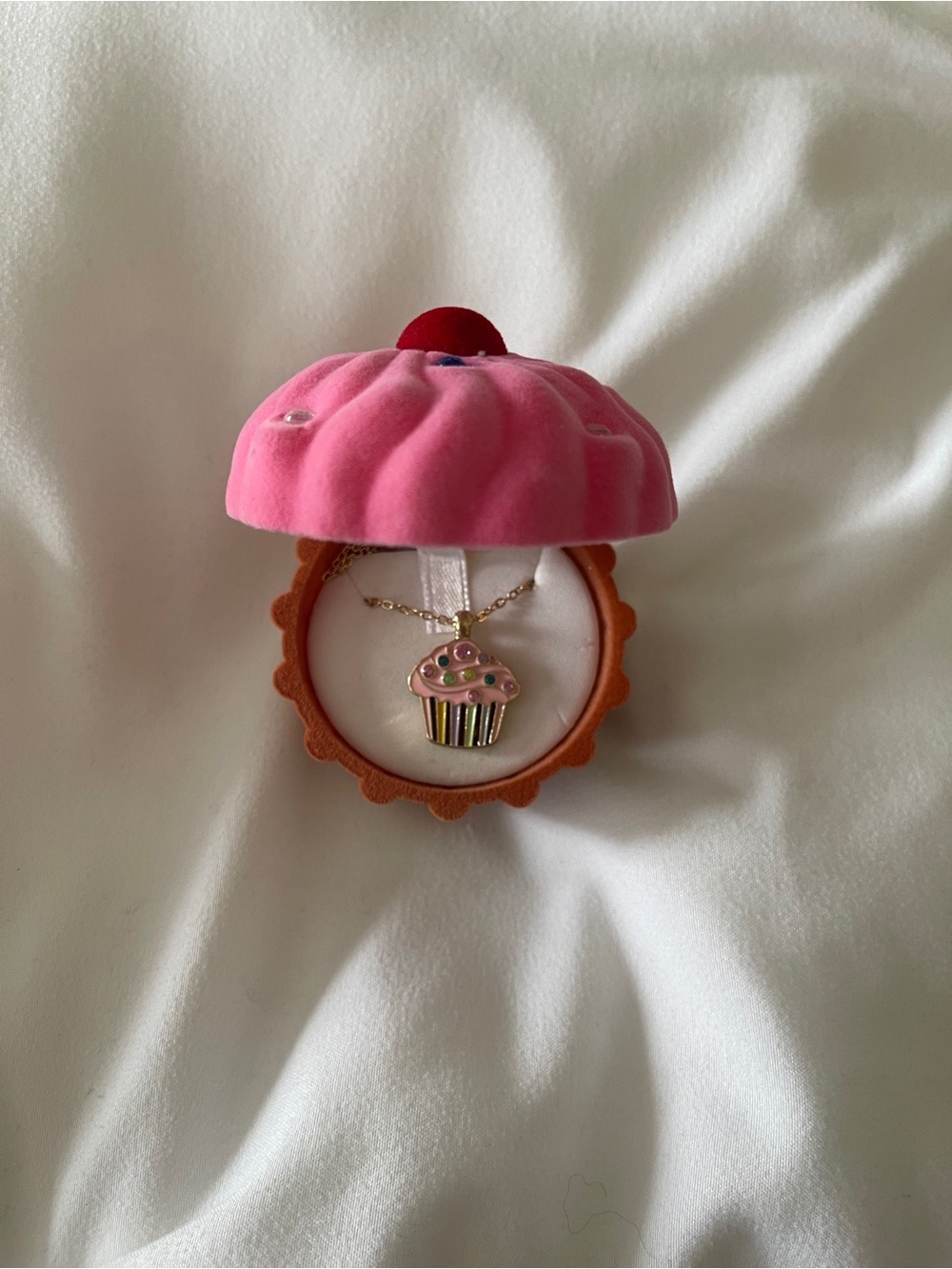 Cupcake Pendant Necklace + Cupcake Case! 🧁